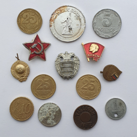 Набор монет и значков различного происхождения, 14 предметов